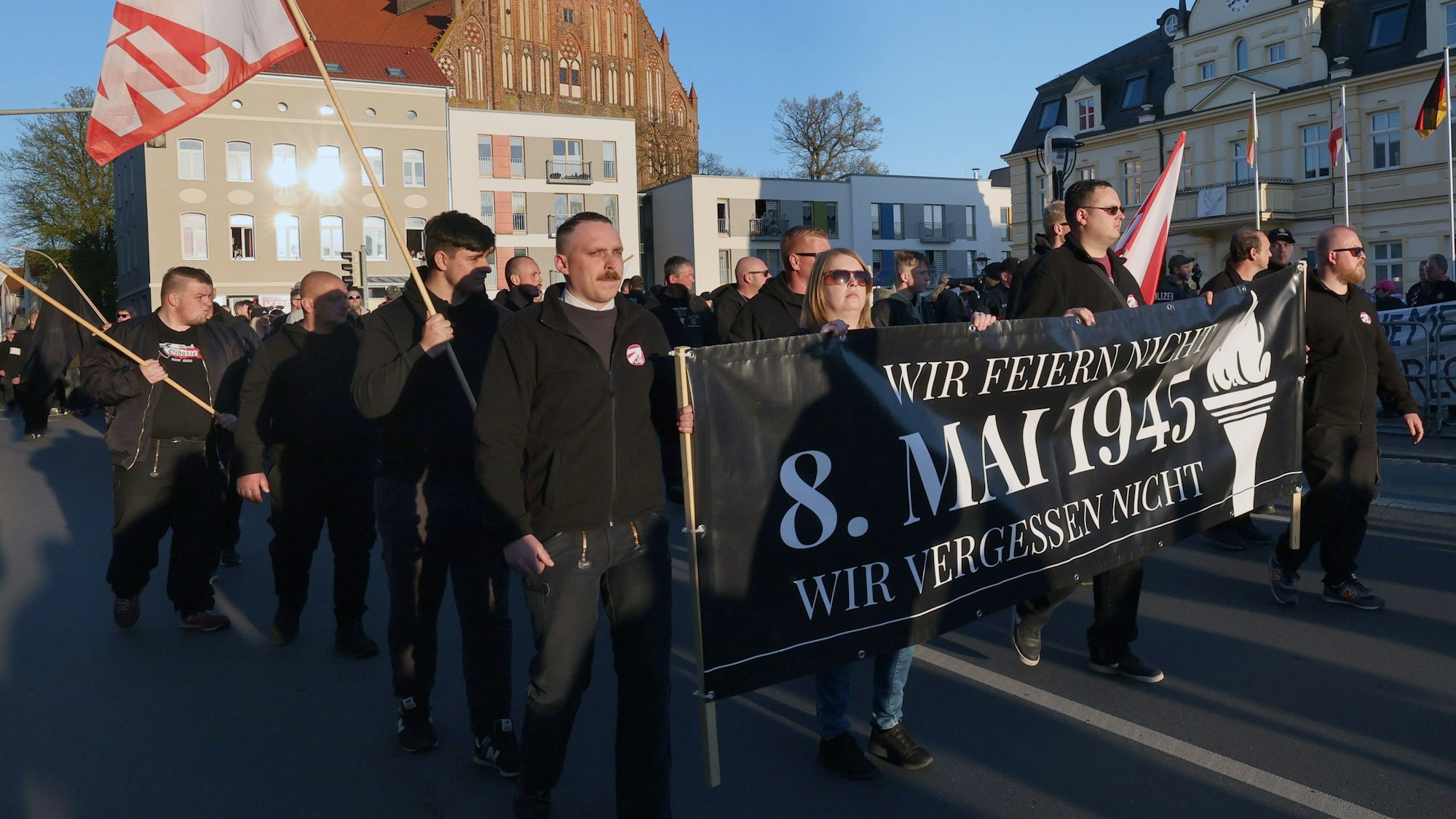 Teilnehmer einer Demonstration, zu der die NPD aufgerufen hatte, ziehen durch die Innenstadt, auf einem Transparent steht "Wir feiern nicht 8. Mai 1945 Wir vergessen nicht".
