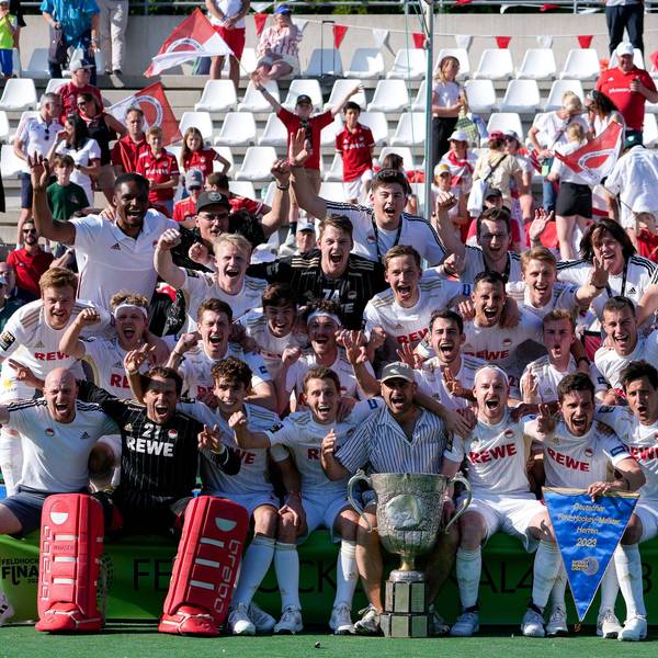 Spieler von Rot-Weiss Köln KTHC, mit dem Pokal, der Trophäe, bei der Siegerehrung, Siegerwimpel, Blauer Wimpel, Ehrung, Jubel nach dem Schlusspfiff, jubeln, jubelt, Freude, Sieger, Sieg, Gewinner der Deutschen Meisterschaft 2022/23, Highlight, optimistisch, Deutscher Meister, Deutsche, Titelträger, Champion, Meisterjubel, fröhlich, optimistisch, positiv, Aktion, Action, Mannschaftsfoto, Teamfoto, Mannschaft, Team, Gruppenbild, 04.06.2023, Mannheim Deutschland, Hockey, Deutsche Meisterschaft, Finale, Herren, Mannheimer HC - Rot-Weiss Köln *** Players of Rot Weiss Köln KTHC , with the cup, trophy, at the award ceremony, winners pennant, blue pennant, honor, jubilation after the final whistle, cheer, cheers, joy, winner, victory, winner of the German Championship 2022 23, highlight, optimistic, German Champion, German, title holder, champion, champion cheer, cheerful, optimistic, positive, action, action, team photo, team, team, group photo, 04 06 2023, Mannheim Germany , field hockey, German championship, final, men, Mannheim HC Rot Weiss Köln xozx
