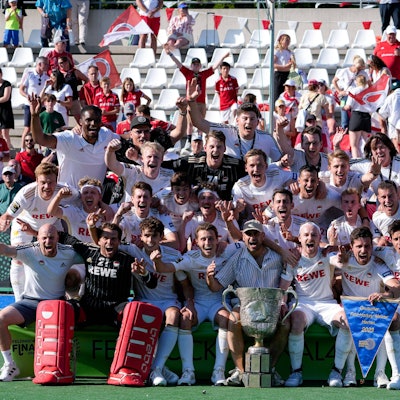 Spieler von Rot-Weiss Köln KTHC, mit dem Pokal, der Trophäe, bei der Siegerehrung, Siegerwimpel, Blauer Wimpel, Ehrung, Jubel nach dem Schlusspfiff, jubeln, jubelt, Freude, Sieger, Sieg, Gewinner der Deutschen Meisterschaft 2022/23, Highlight, optimistisch, Deutscher Meister, Deutsche, Titelträger, Champion, Meisterjubel, fröhlich, optimistisch, positiv, Aktion, Action, Mannschaftsfoto, Teamfoto, Mannschaft, Team, Gruppenbild, 04.06.2023, Mannheim Deutschland, Hockey, Deutsche Meisterschaft, Finale, Herren, Mannheimer HC - Rot-Weiss Köln *** Players of Rot Weiss Köln KTHC , with the cup, trophy, at the award ceremony, winners pennant, blue pennant, honor, jubilation after the final whistle, cheer, cheers, joy, winner, victory, winner of the German Championship 2022 23, highlight, optimistic, German Champion, German, title holder, champion, champion cheer, cheerful, optimistic, positive, action, action, team photo, team, team, group photo, 04 06 2023, Mannheim Germany , field hockey, German championship, final, men, Mannheim HC Rot Weiss Köln xozx