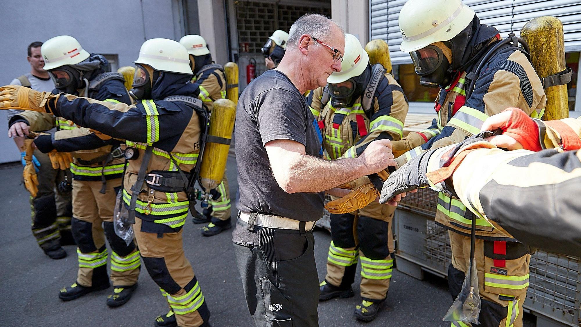 Acht Tage lang erfahren Feuerwehrleute aus dem Kreis in Schleiden eine Realbrandausbildung. Uwe Rohlfs hilft den Feuerwehrleuten bei der Vorbereitung.