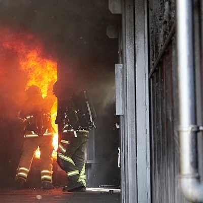 Acht Tage lang erfahren Feuerwehrleute aus dem Kreis in Schleiden eine Realbrandausbildung. Mit Paletten wird das Feuer angestocht.