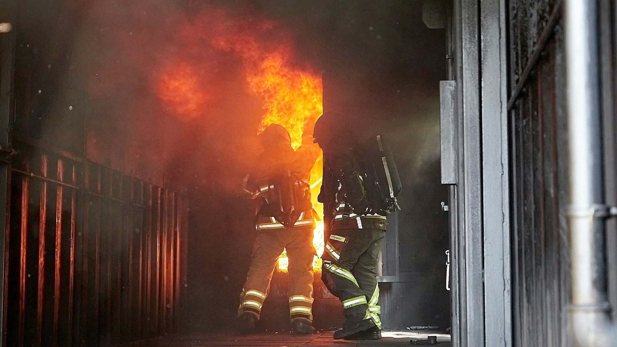 Acht Tage lang erfahren Feuerwehrleute aus dem Kreis in Schleiden eine Realbrandausbildung. Mit Paletten wird das Feuer angestocht.