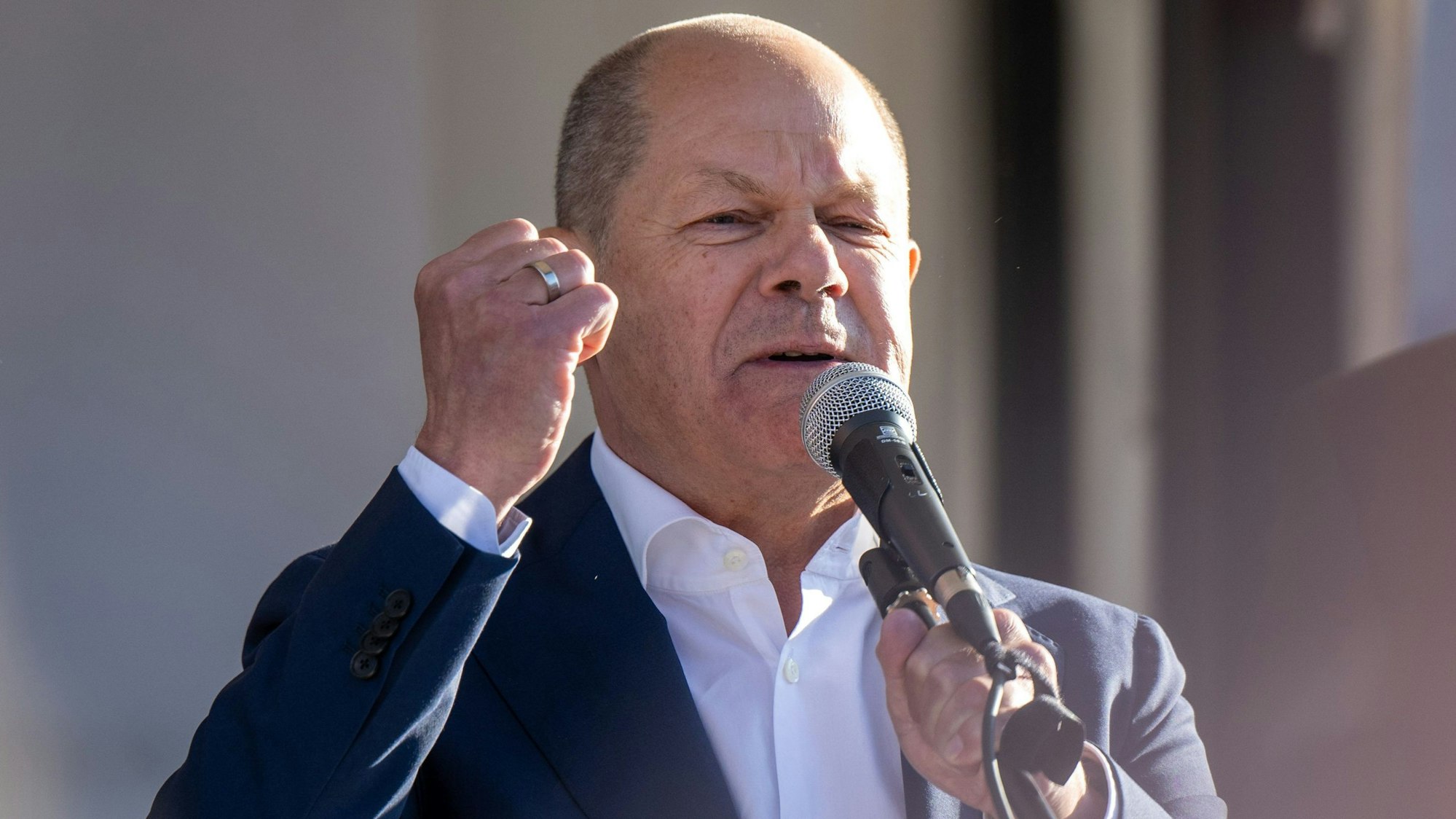 Europafest der SPD in Falkensee in Brandenburg: Olaf Scholz (SPD) spricht an einem Mikrofon, gegen laute Störer verteidigte der Kanzler ungewohnt emotional seinen Ukraine-Kurs.