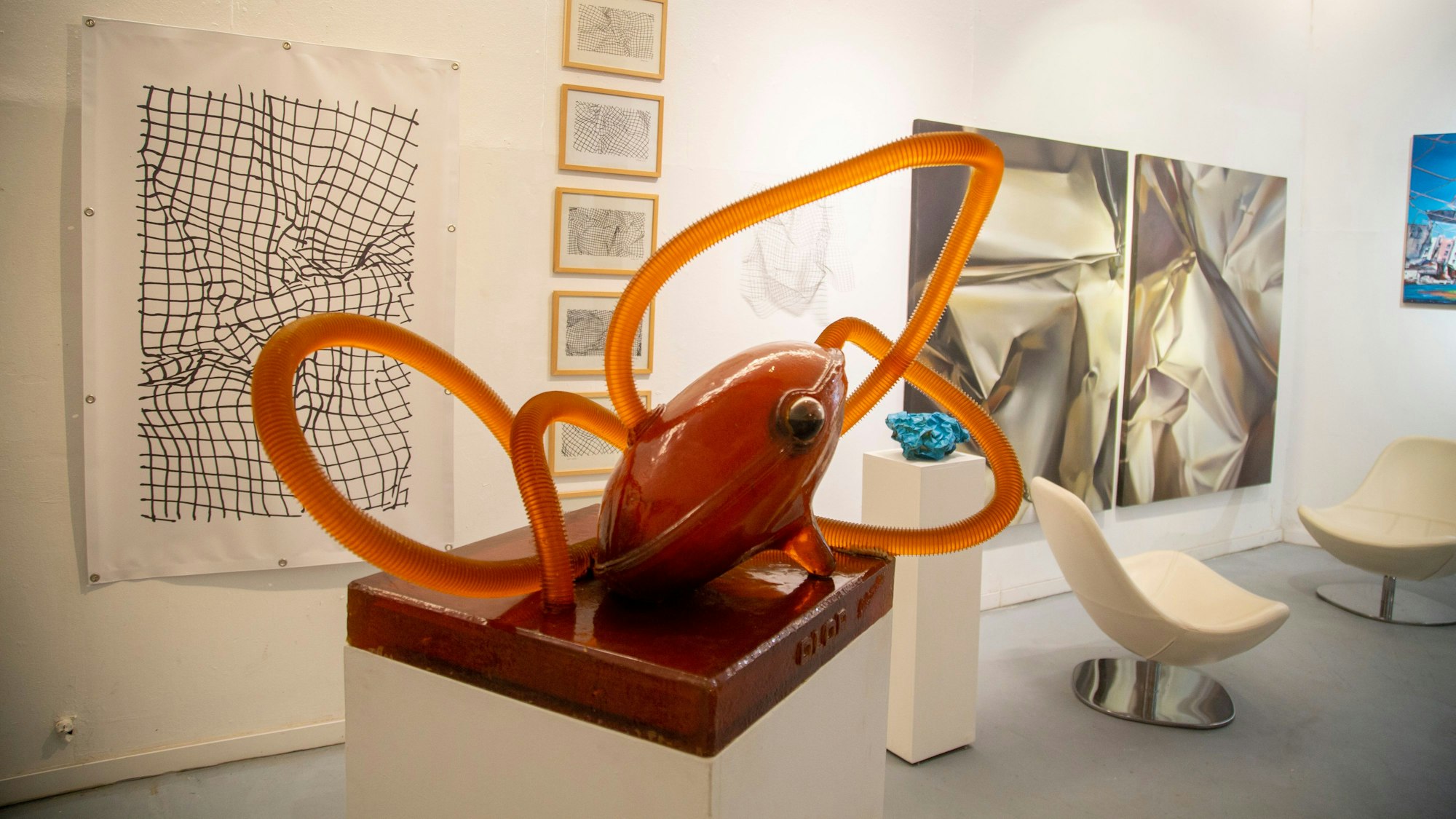 Kollabiertes Material heißt diese Skulptur, die bei den Passagen in einer Galerie im Belgischen Viertel gezeigt wird.