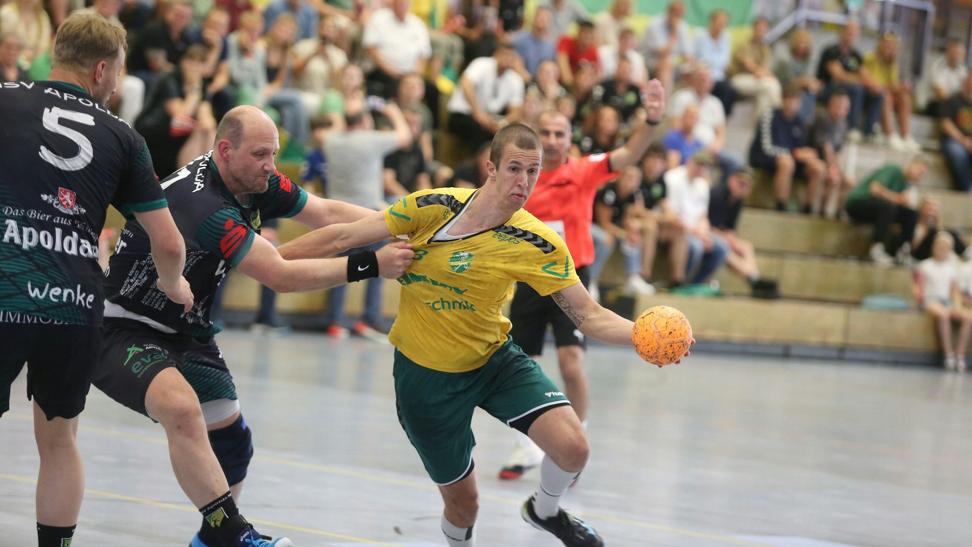 Eine Spielsituation auf dem Handballfeld.