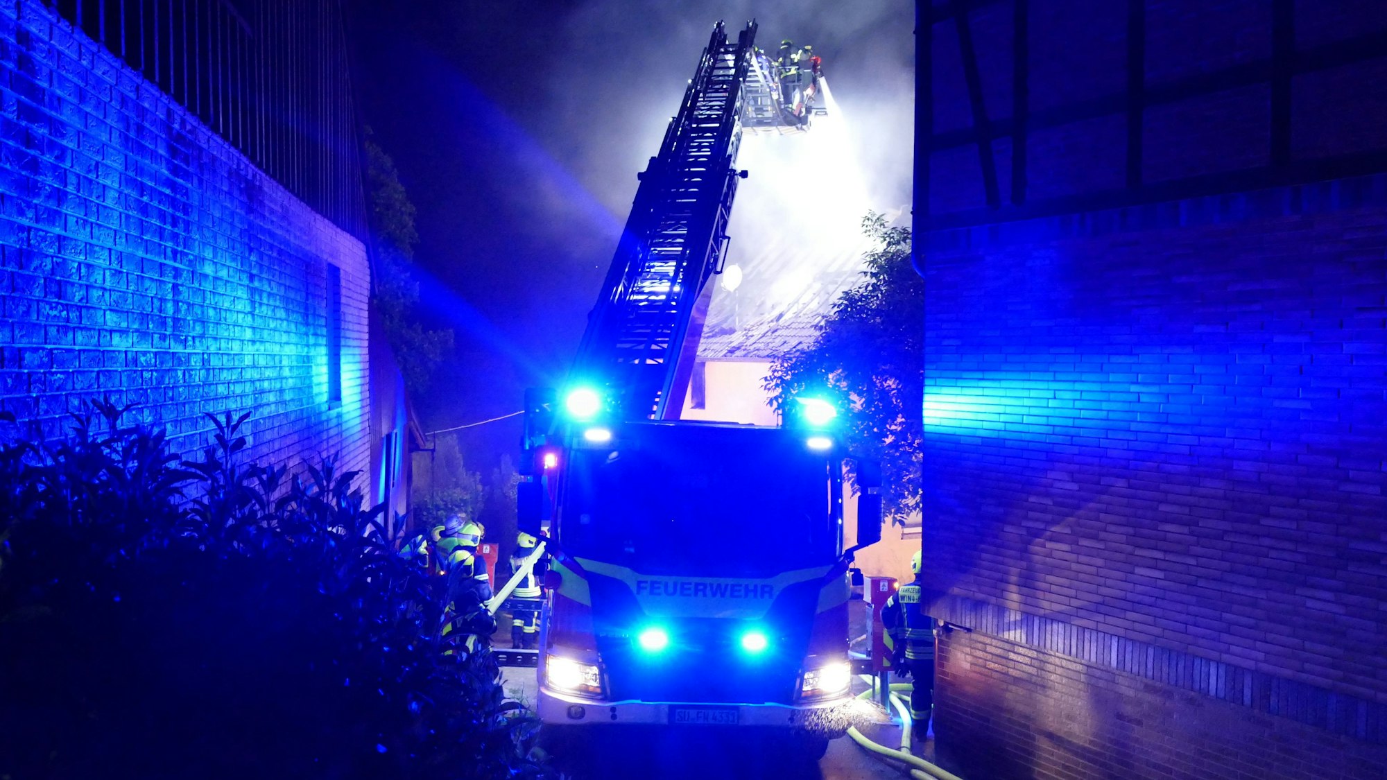 Auch von der Eitorfer Drehleiter aus wurde gelöscht.