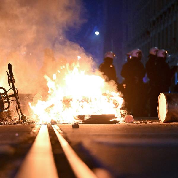 Eine Barrikade brennt im Stadtteil Connewitz in Leipzig.