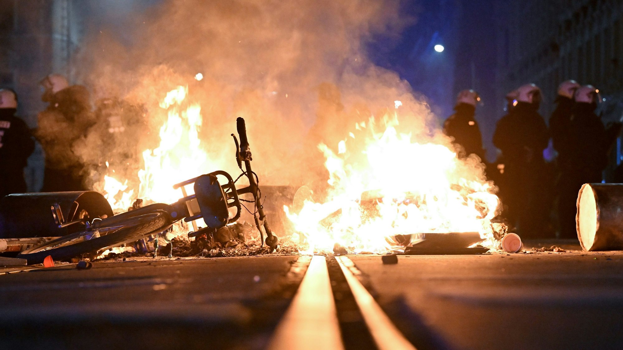 Eine Barrikade brennt im Stadtteil Connewitz in Leipzig.