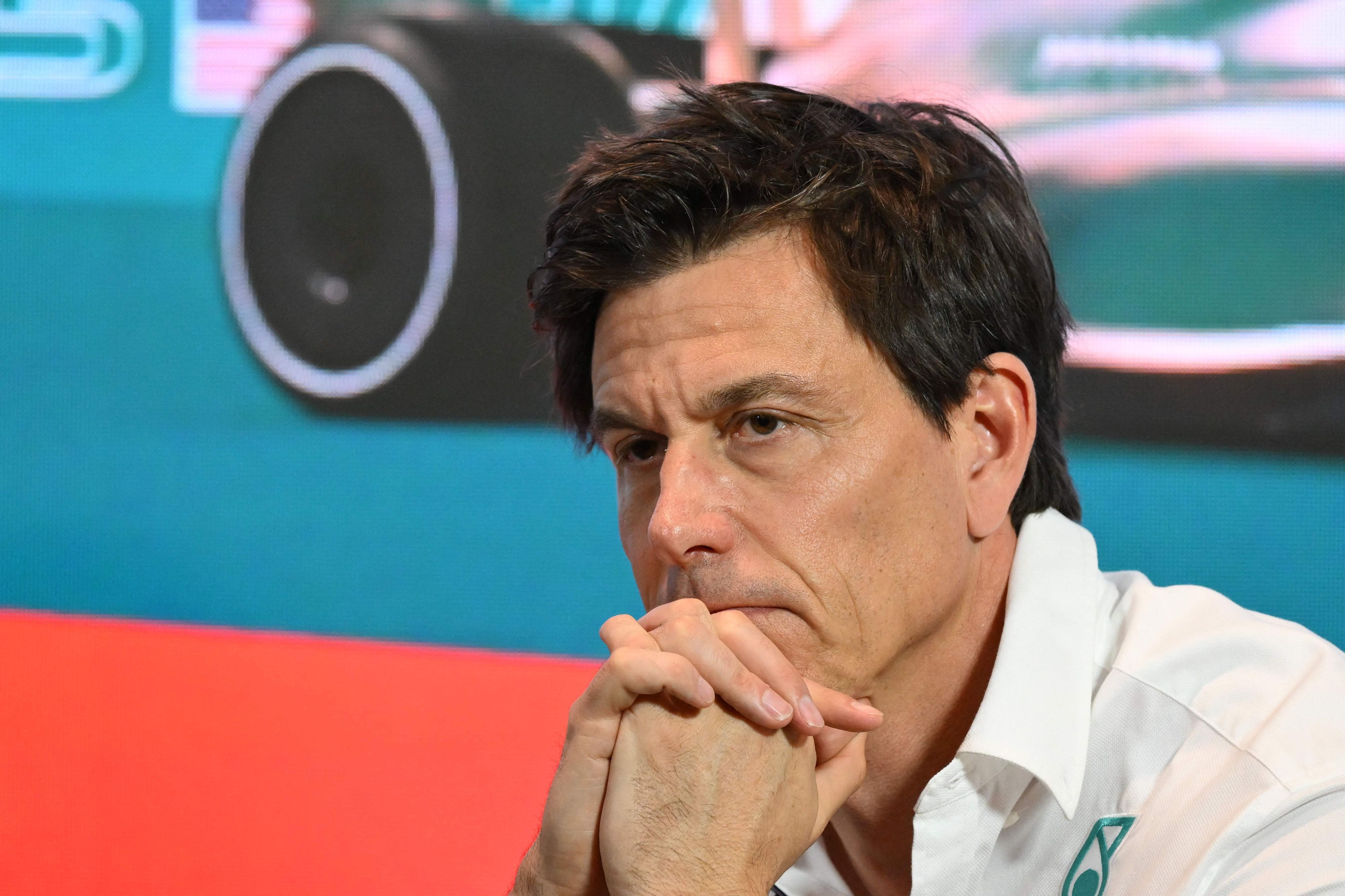 Mercedes Teamchef Toto Wolff blickt kritisch.