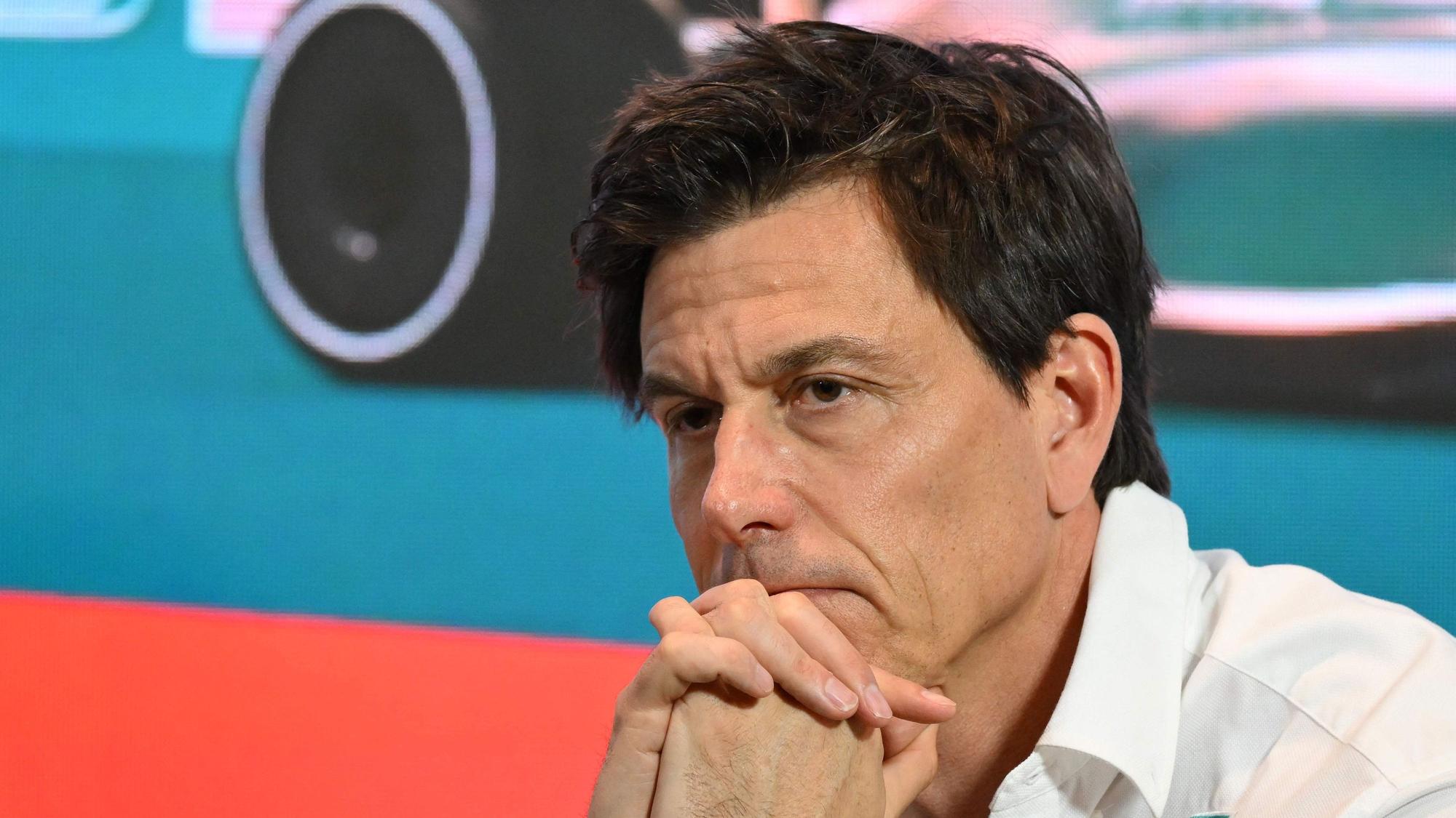 Mercedes Teamchef Toto Wolff blickt kritisch.
