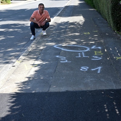 Die Unfallstelle an der Bergstraße in Odenthal-Glöbusch, zum Zeitpunkt der Aufnahme bereits wieder mit Teer aufgefüllt.