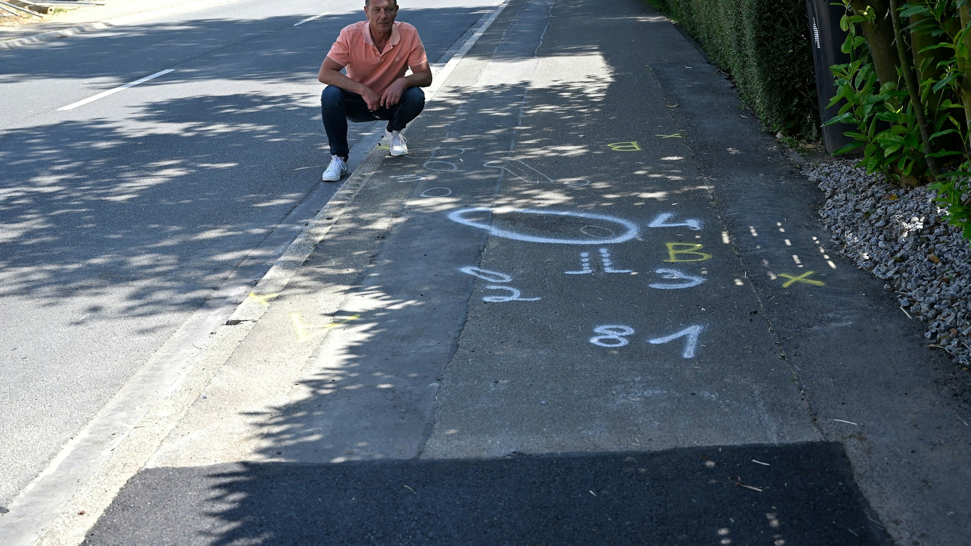 Die Unfallstelle an der Bergstraße in Odenthal-Glöbusch, zum Zeitpunkt der Aufnahme bereits wieder mit Teer aufgefüllt.