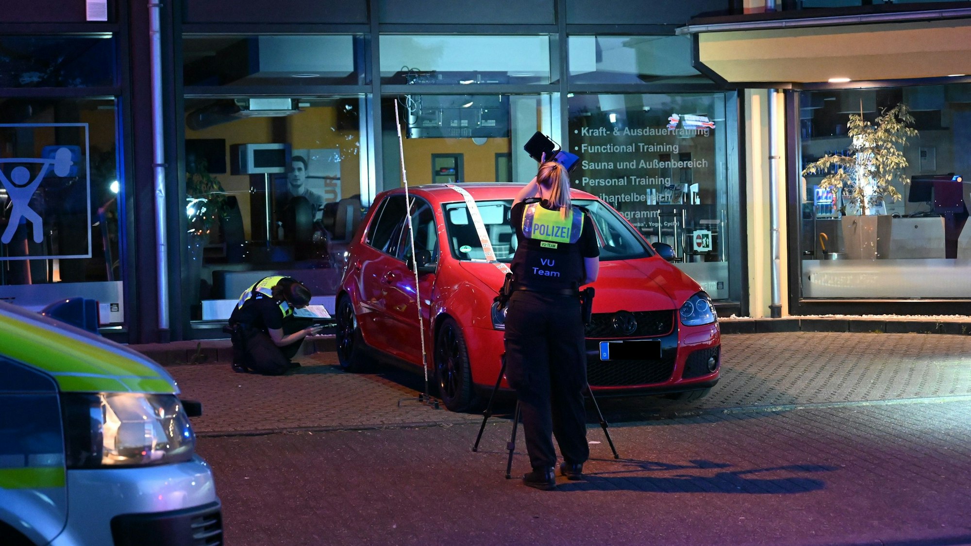 Unfall in Bergheim: Polizistinnen und Polizisten untersuchen das Unfallfahrzeug.