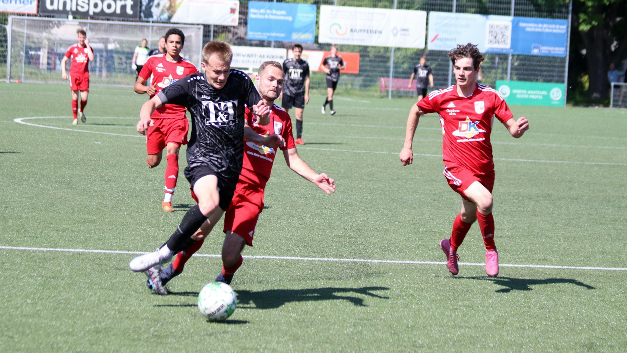 Bungart (Luke, JSG Erft) gegen Bungartz (David, Dahlem). Letzterer trifft ersteren im Strafraum und verursacht einen Strafstoß.