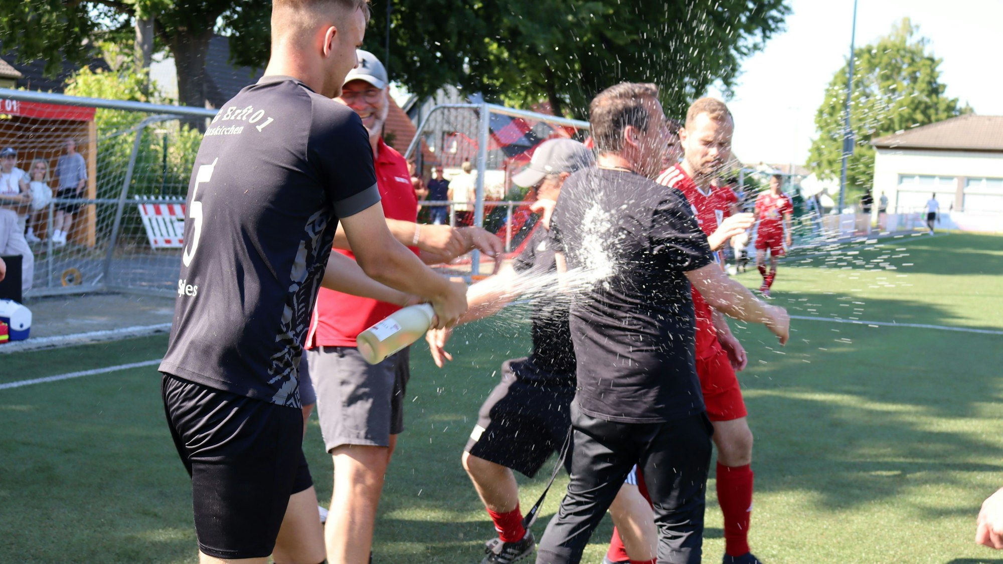 Treffsicher: Lucas Spilles macht Trainer Stephan Reimer nass.
