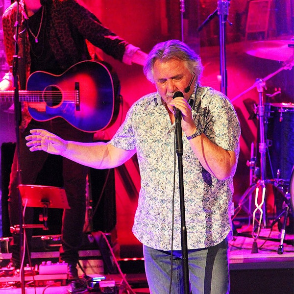 Auf der Bühne steht der Musiker Tommy Engel und singt ins Mikrofon.