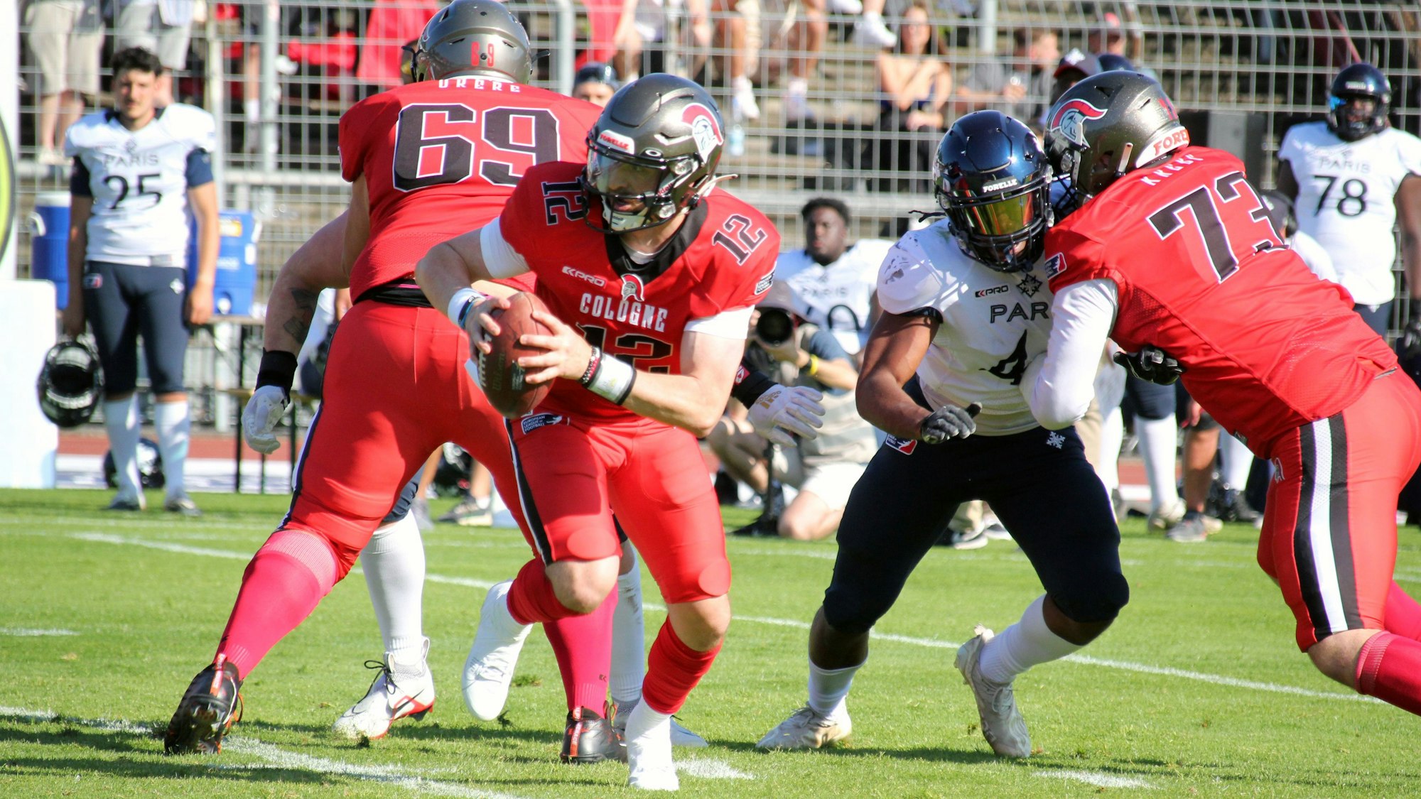 Dylan Jacob, Quarterback der Cologne Crocodiles im Spiel gegen Paris