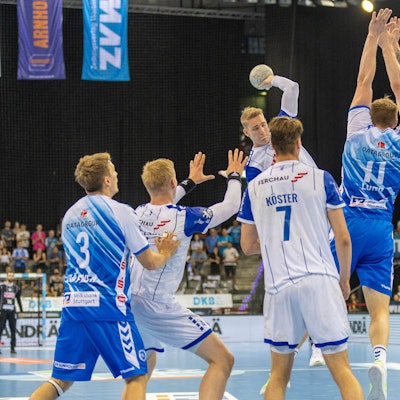 Eine Spielsituation auf einem Handballfeld.