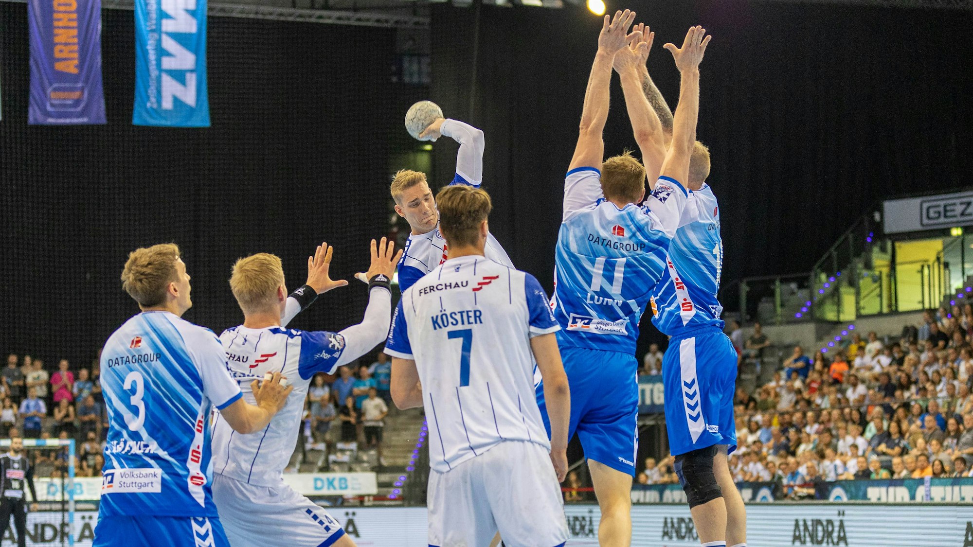 Eine Spielsituation auf einem Handballfeld.