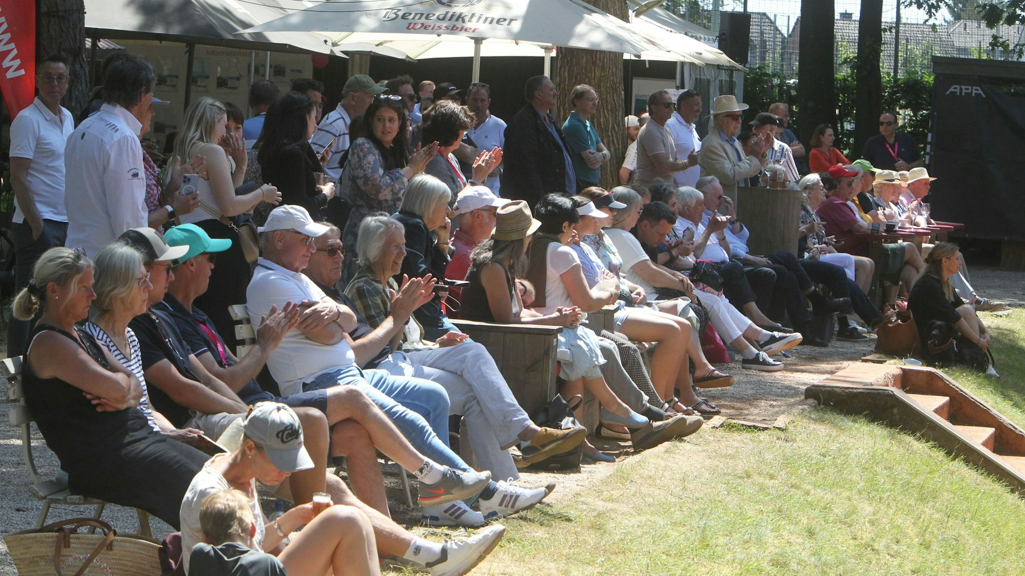 Zuschauer schauen sich ein Tennisspiel an.