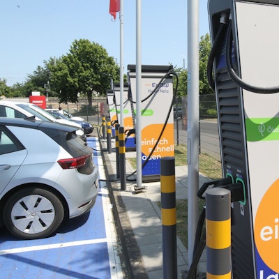 Ein E-Auto wird an einer Ladesäule geladen.