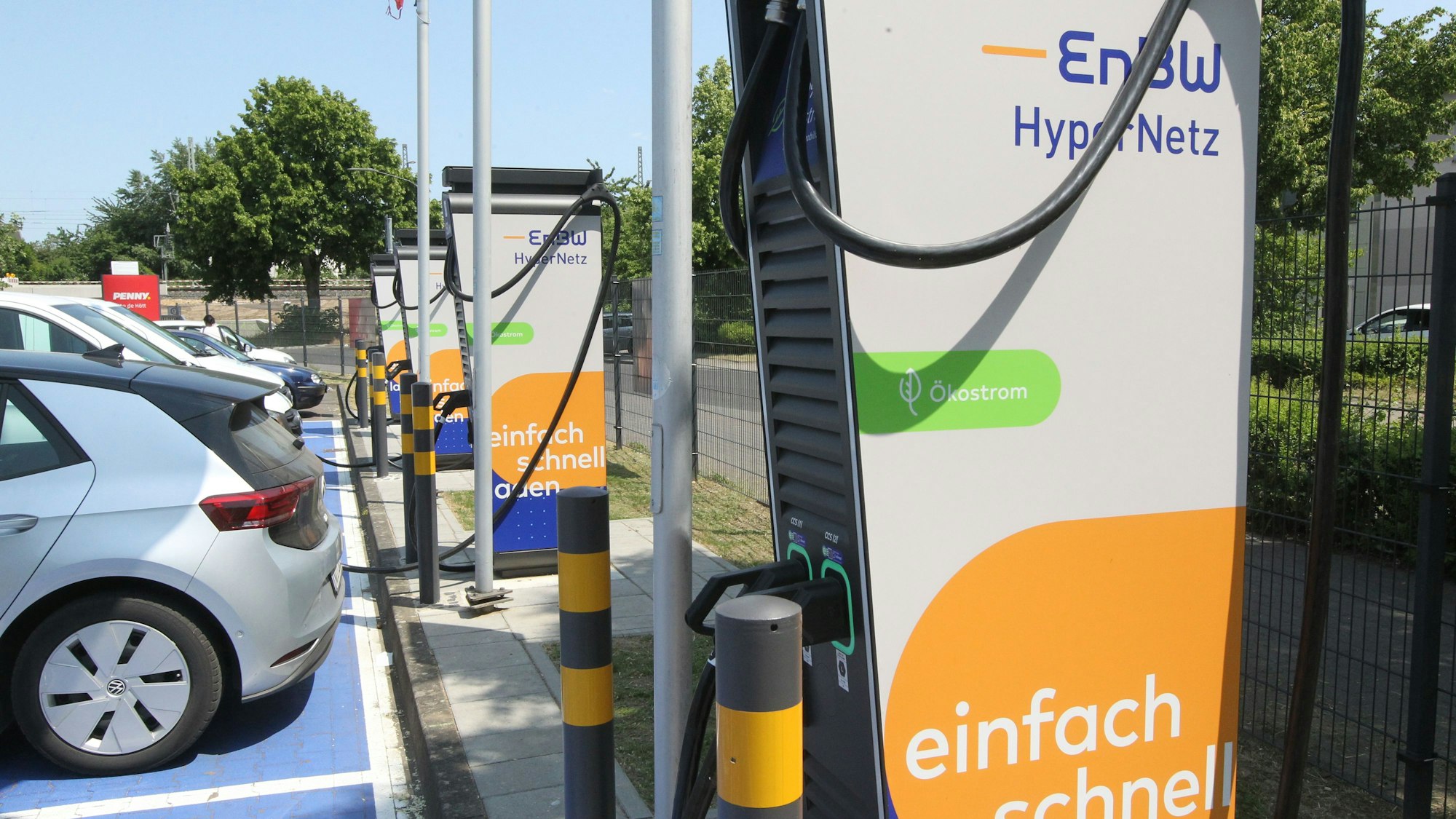 Ein E-Auto wird an einer Ladesäule geladen.