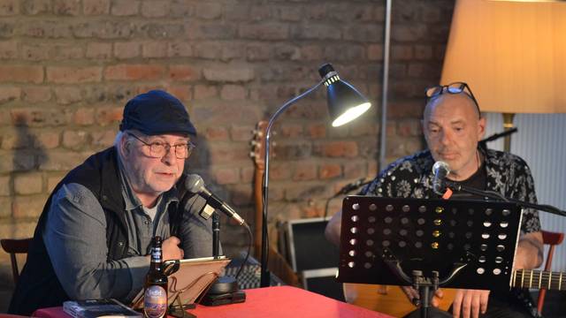 Musikalisch begleitet von Vladi Nowakowski (rechts) präsentierte Rich Schwab bei einer Krimi-Noir-Lesung Auszüge ihres gemeinsamen Romans „Folker hört die Signale“.