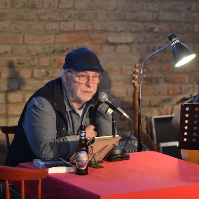 Musikalisch begleitet von Vladi Nowakowski (rechts) präsentierte Rich Schwab bei einer Krimi-Noir-Lesung Auszüge ihres gemeinsamen Romans „Folker hört die Signale“.