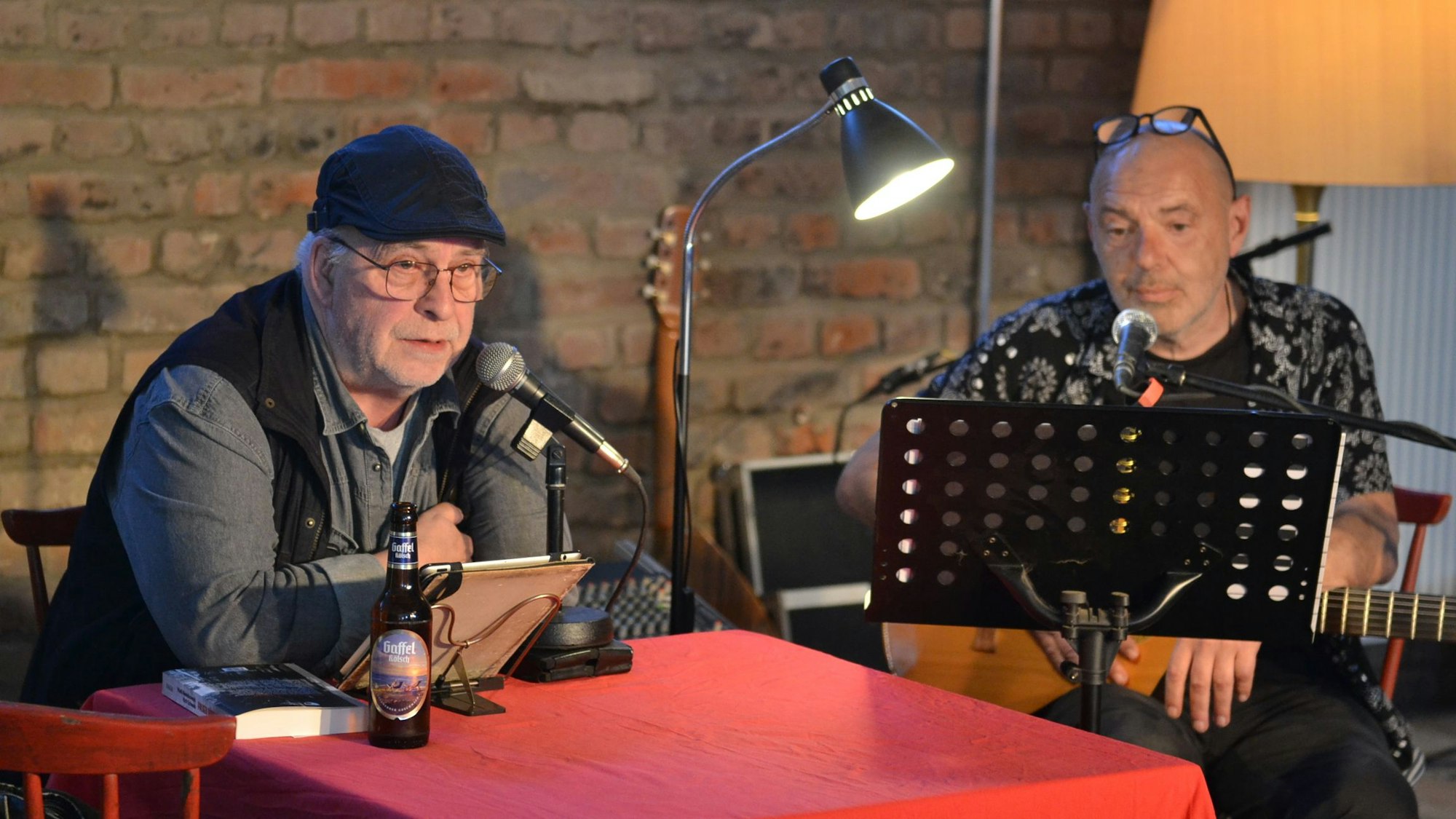 Musikalisch begleitet von Vladi Nowakowski (rechts) präsentierte Rich Schwab bei einer Krimi-Noir-Lesung Auszüge ihres gemeinsamen Romans „Folker hört die Signale“.