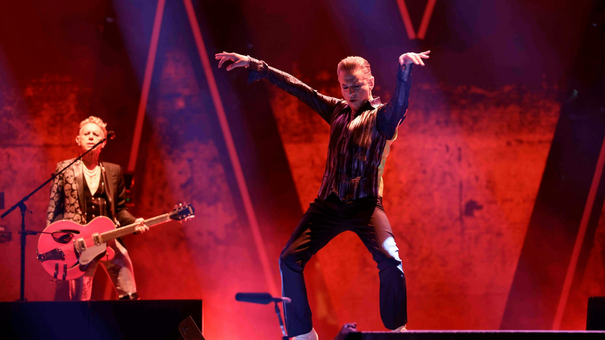 Dave Gahan (Gesang) und Martin Gore (Keyboard, Gitarre, Gesang) bei ihrem Auftritt in Düsseldorf.