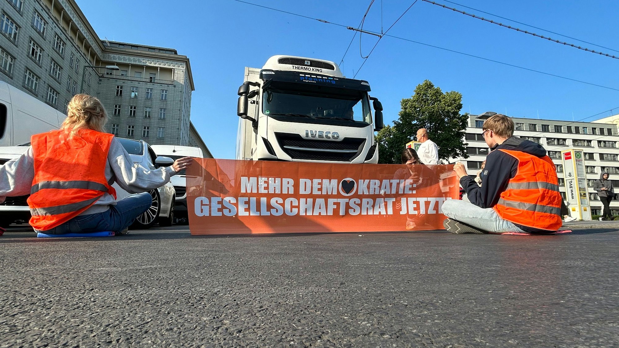 Aktivisten der Gruppe Letzte Generation blockien eine Straße.