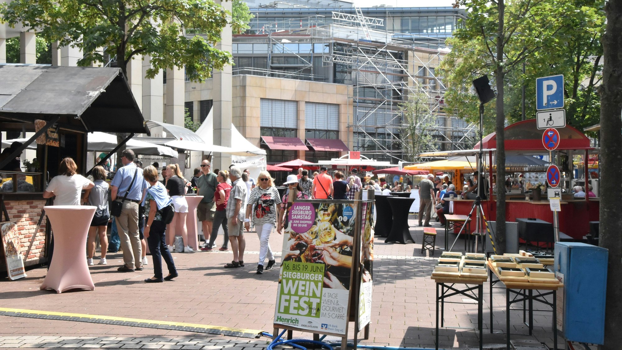 Menschen flanieren auf dem Weinfest in Siegburg.