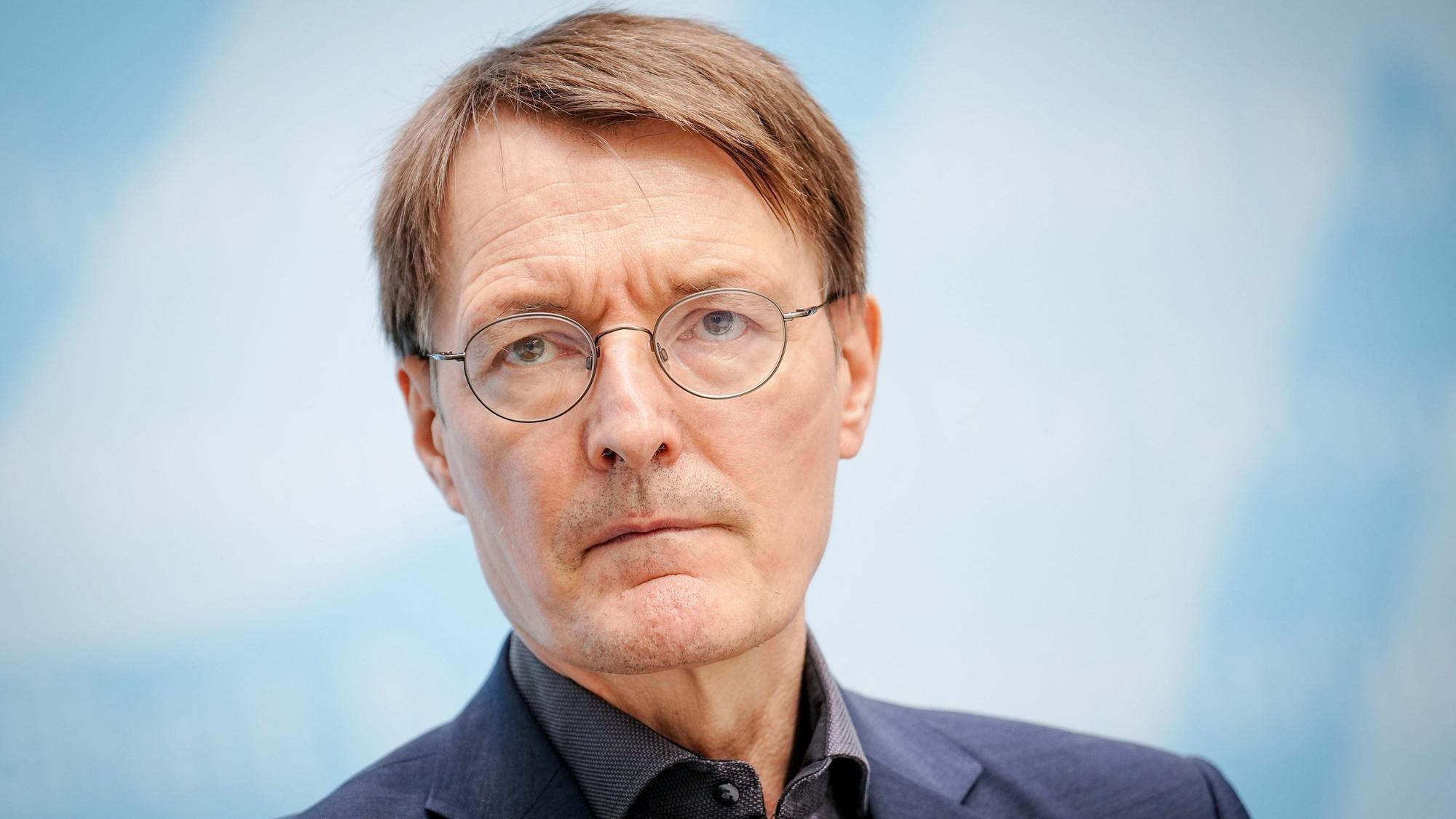 Karl Lauterbach ist mit dem Auftritt von CDU-Politiker Philipp Amthor bei „Anne Will“ nicht einverstanden.
