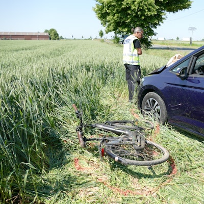 Ein Polizist sichert Spuren an einer Unfallstelle.