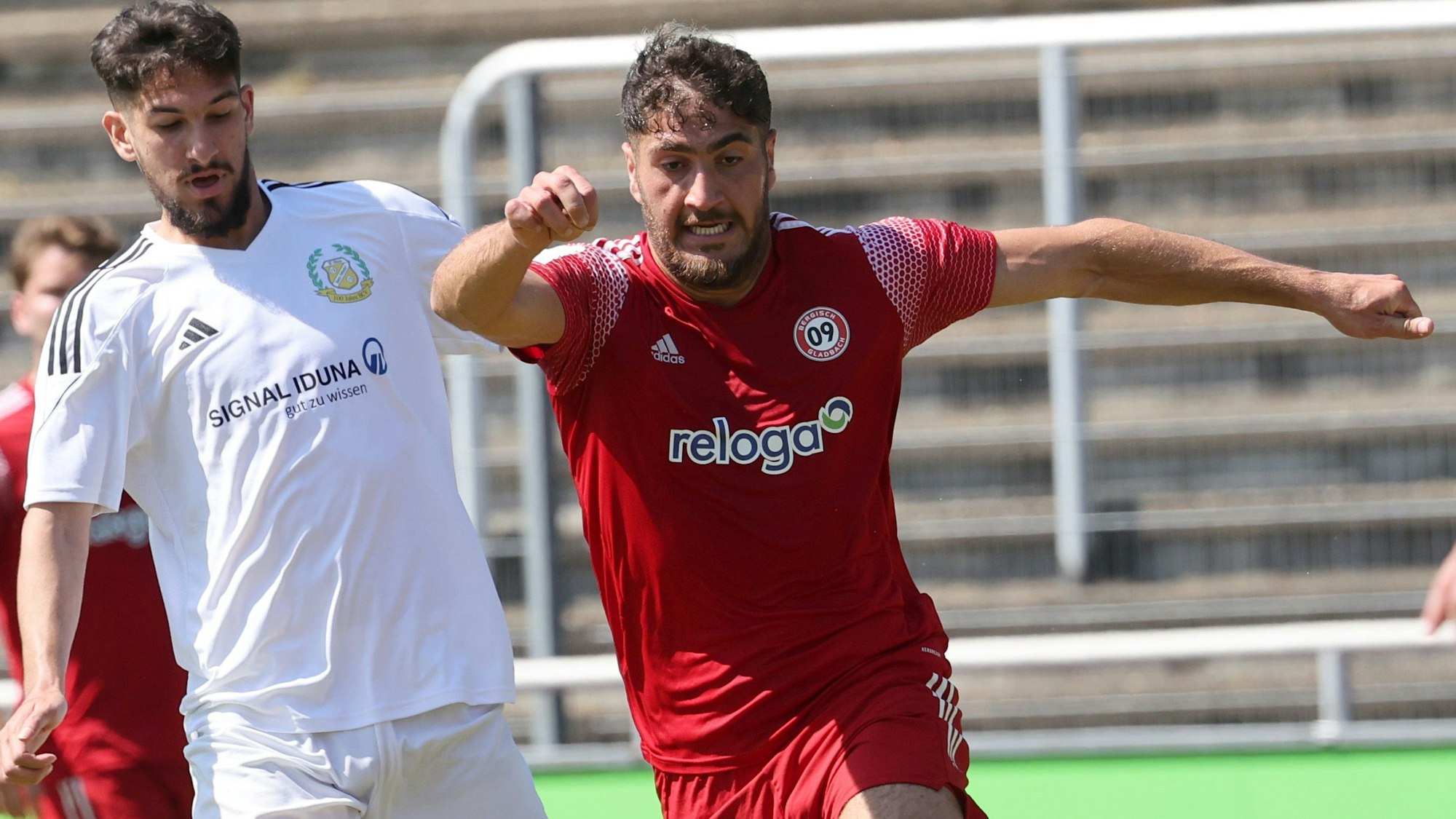 Zwei Fußballer versuchen an den Ball heranzukommen.