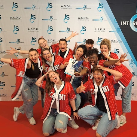 Die Gruppe „Personally on fiya“ hält ausgelassen eine Urkunde in die Kamera.