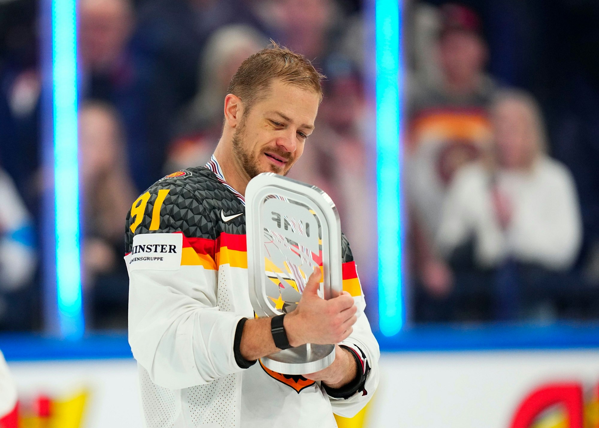 Finale: Deutschlands Moritz Müller hält einen Pokal, nachdem sein Team die Silbermedaille gewonnen hat.