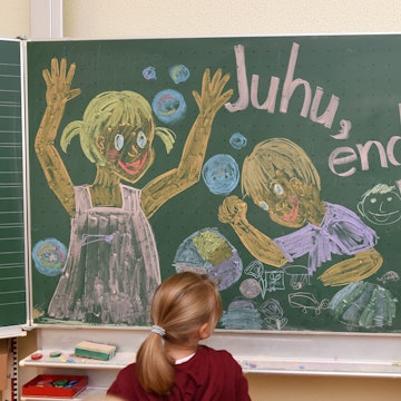 Endlich Ferien! Mit einem Attest früher aus der Schule fernzubleiben, ist aber keine Lösung.