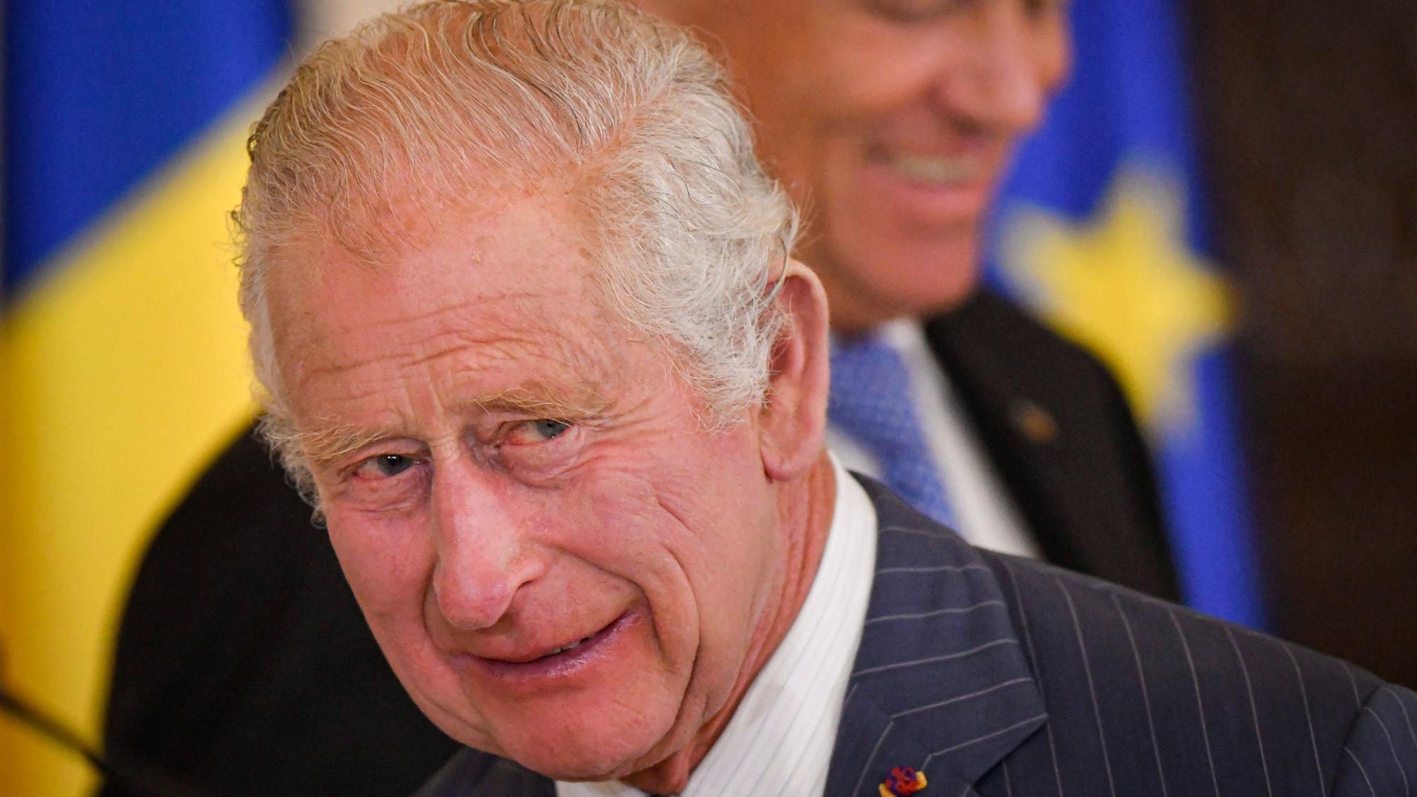 König Charles III lacht