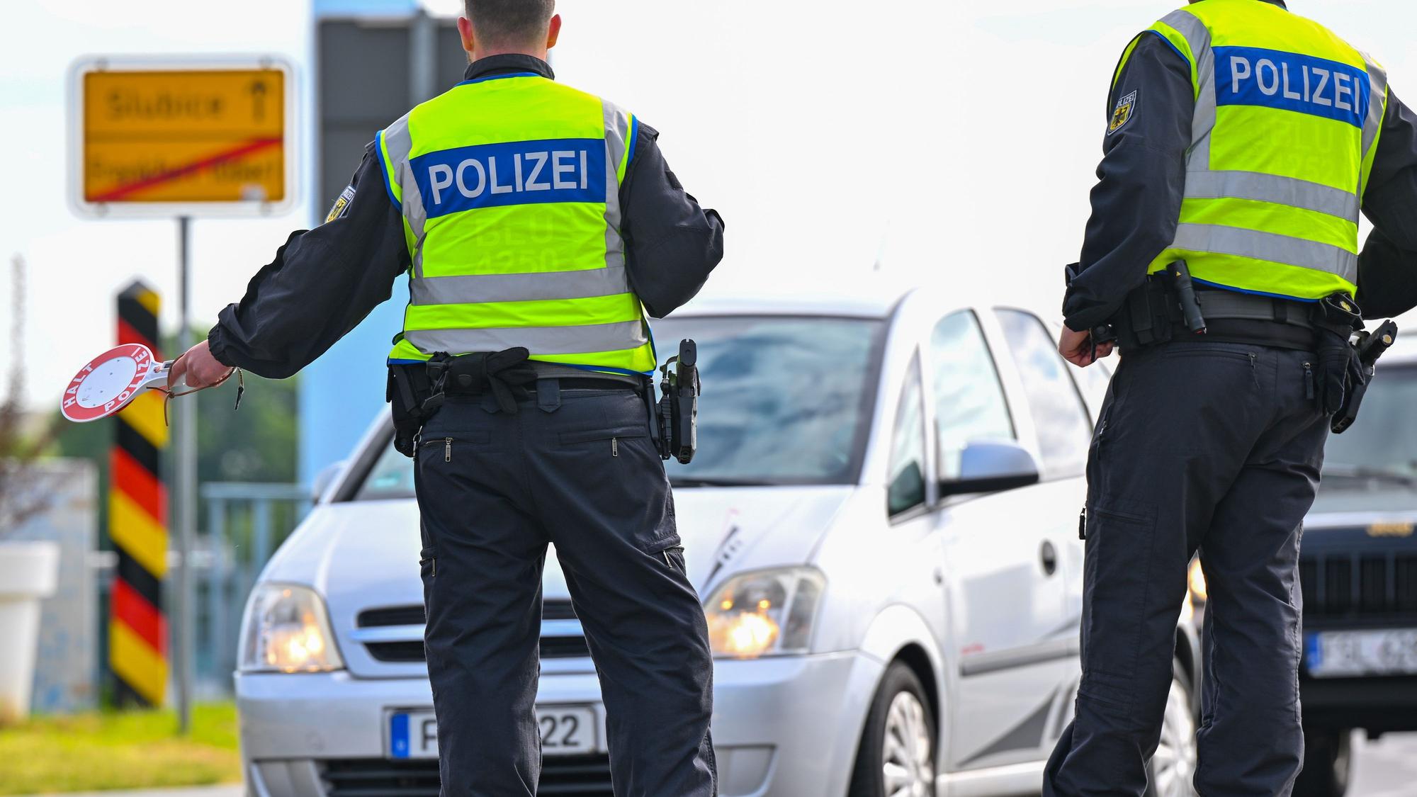 25.05.2023, Brandenburg, Frankfurt (Oder): Beamte der Bundespolizei stehen bei der Einreise nach Deutschland am deutsch-polnischen Grenzübergang Stadtbrücke in Frankfurt (Oder).