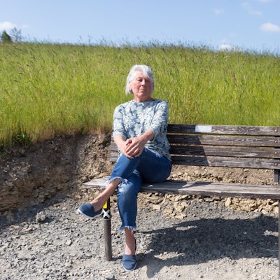 Heidi Grube sitzt auf ihrer Bank in Altenothe.