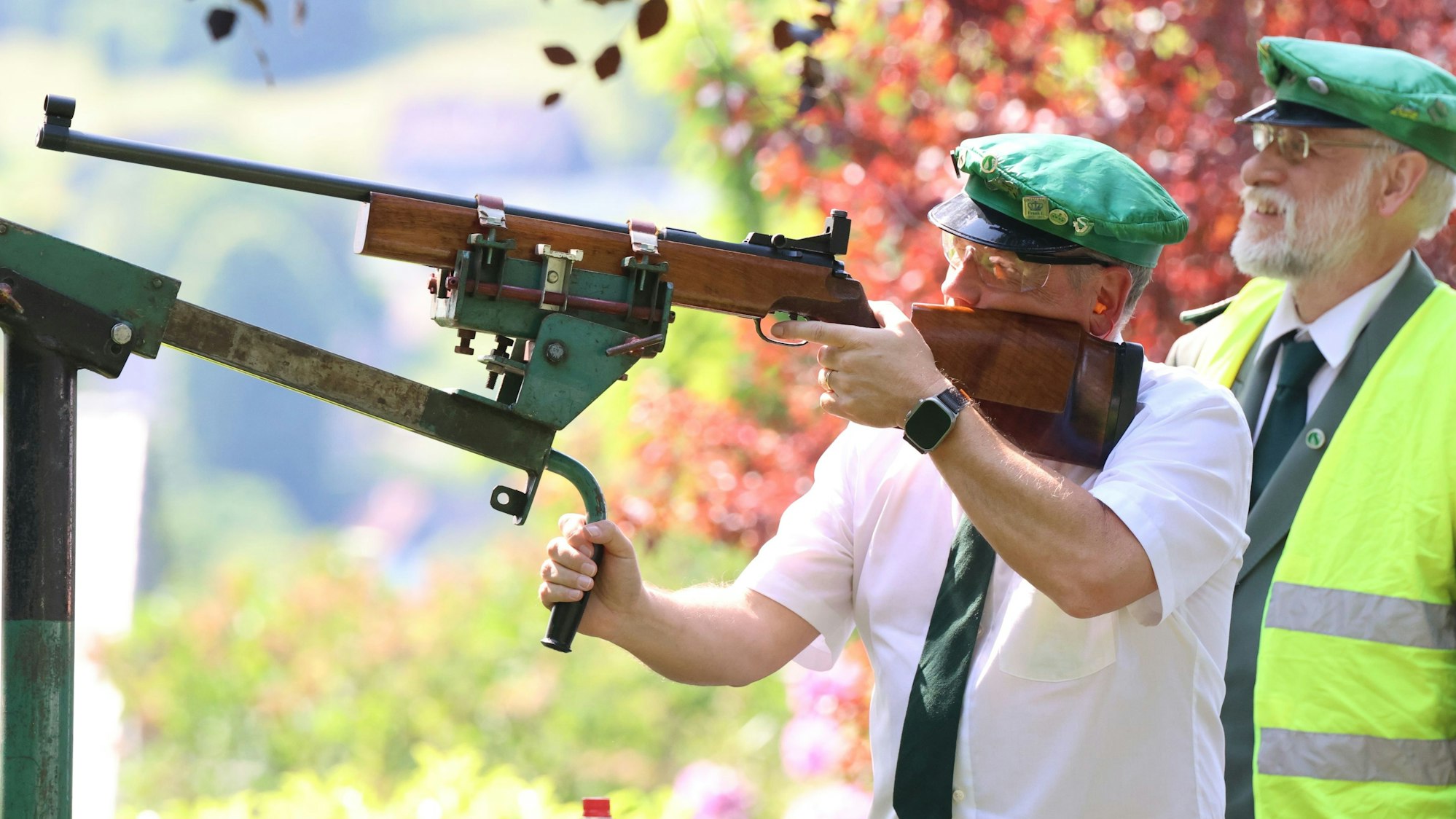 Am Vogelschießstand an der Hermannsburg nehmen den Vogel 15 Aspiranten ins Visier.