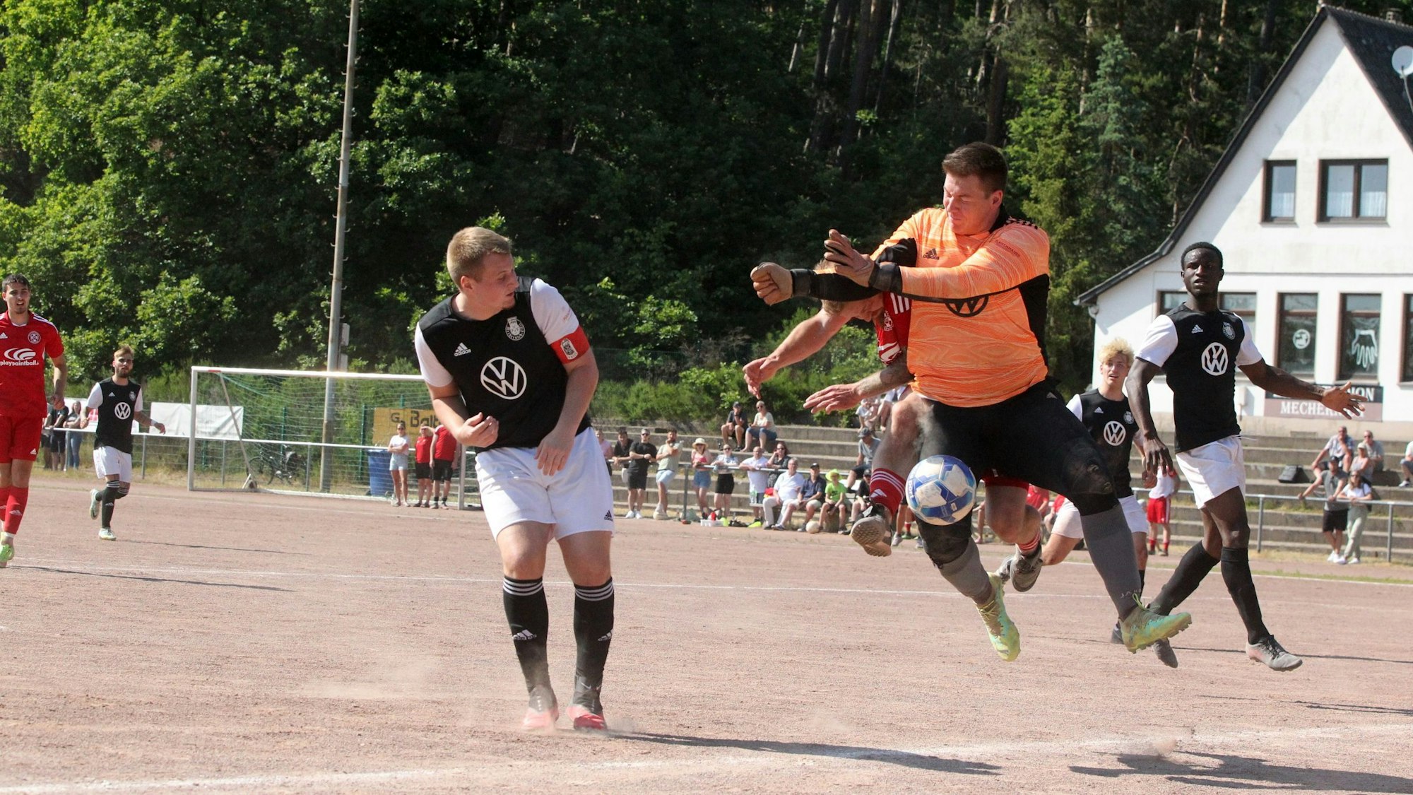 Mechernichs Torwart kommt angeflogen und verschreckt den eigenen Kapitän.