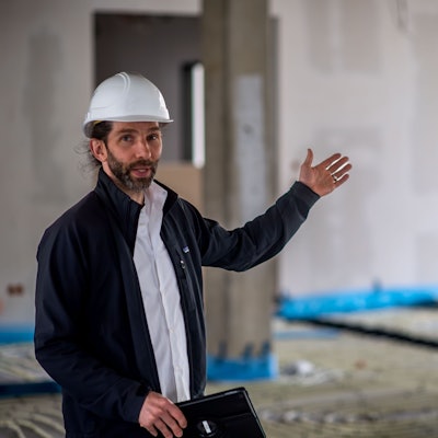 Thilo Lenhard steht in der Baustelle des Kreishauses und deutet in den leeren Raum.