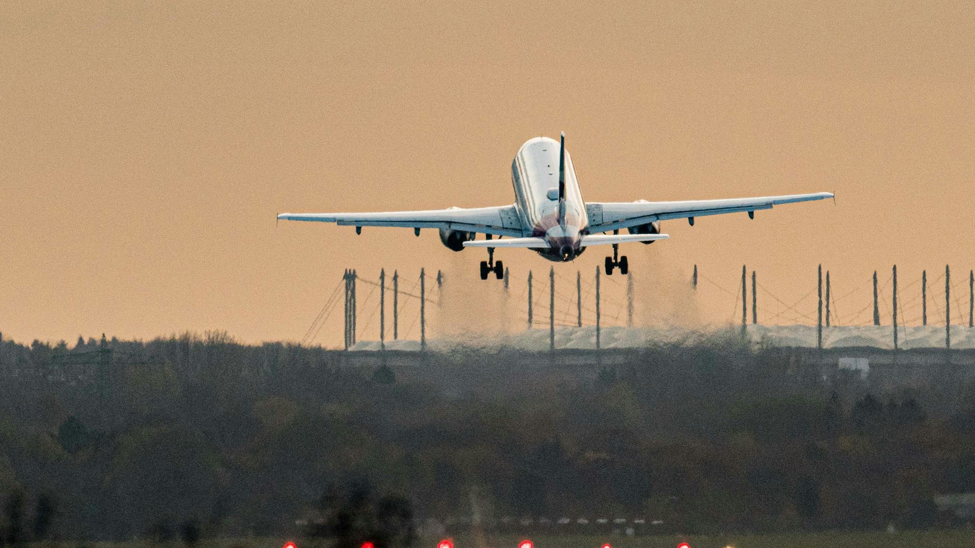 Koffer packen für die Auszeit? Vorher sollte man Versicherungs- und Steuerfragen klären.