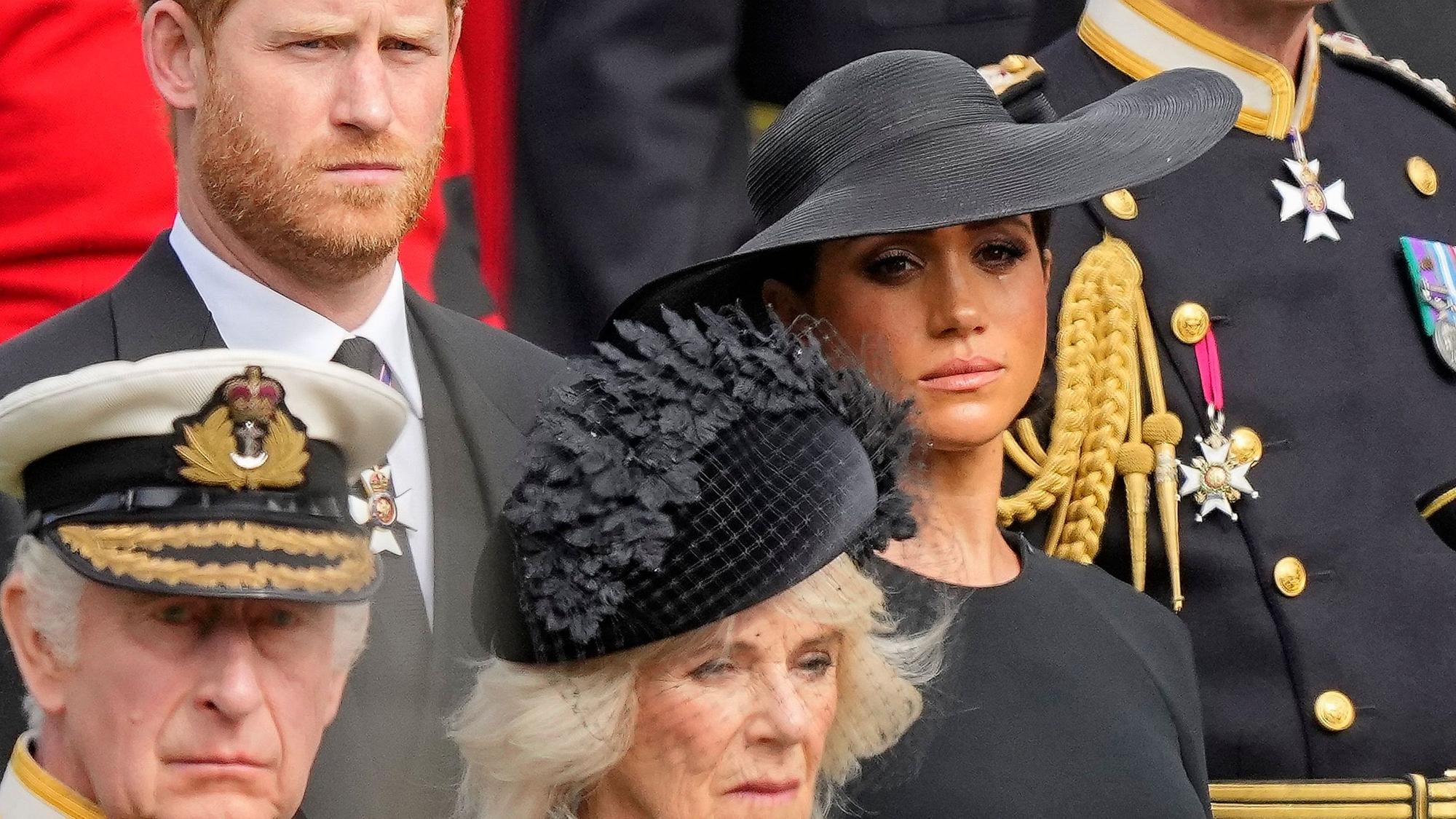 König Charles III. (vorn), Königsgemahlin Camilla, Prinz Harry, Herzog von Sussex, (dahinter), und seine Frau Meghan, Herzogin von Sussex, schauen auf den Trauerzug mit dem Sarg der gestorbenen britischen Königin. (zu dpa KORR "Von der Traumhochzeit zum royalen Alptraum: 5 Jahre Meghan und Harry") Foto: Martin Meissner/Pool AP/dpa +++ dpa-Bildfunk +++