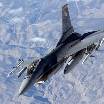 Ein F-16-Kampfjet der amerikanischen Luftwaffe. Am Sonntag fingen Jets dieses Typs ein Kleinflugzeug über der Flugverbotszone über der US-Hauptstadt Washington ab. (Archivbild)