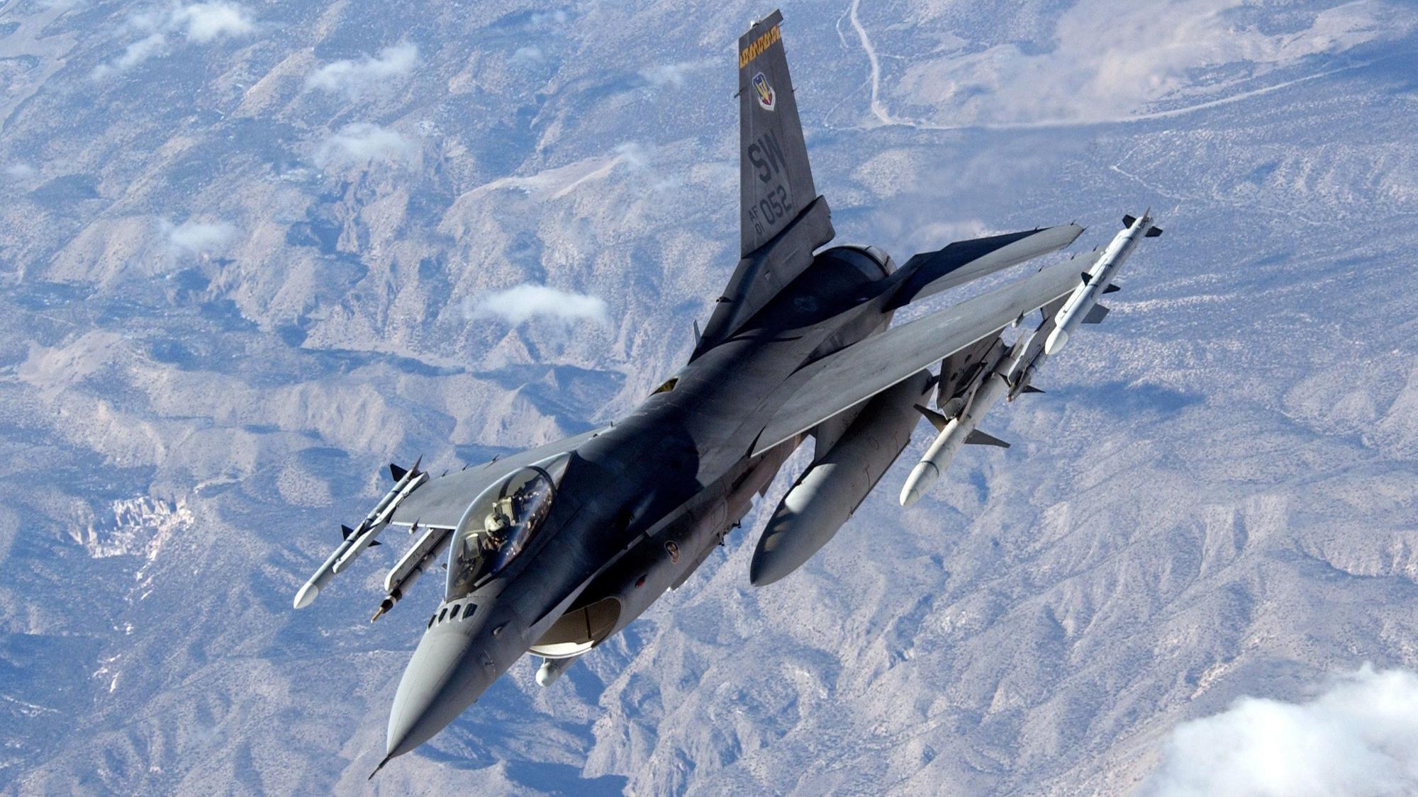 Ein F-16-Kampfjet der amerikanischen Luftwaffe. Am Sonntag fingen Jets dieses Typs ein Kleinflugzeug über der Flugverbotszone über der US-Hauptstadt Washington ab. (Archivbild)