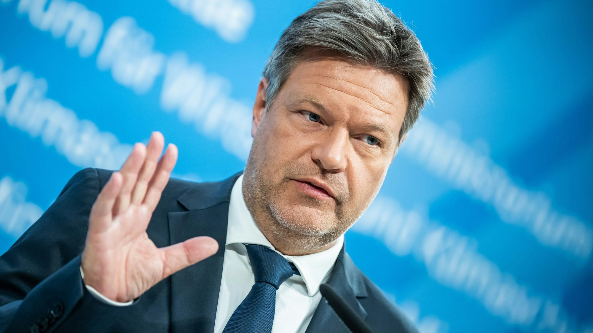 05.06.2023, Berlin: Robert Habeck (Bündnis 90/Die Grünen), Bundesminister für Wirtschaft und Klimaschutz, nimmt an einem Pressestatement zum Förderprogramm für Klimaschutzverträge und zum vorbereitenden Verfahren teil.