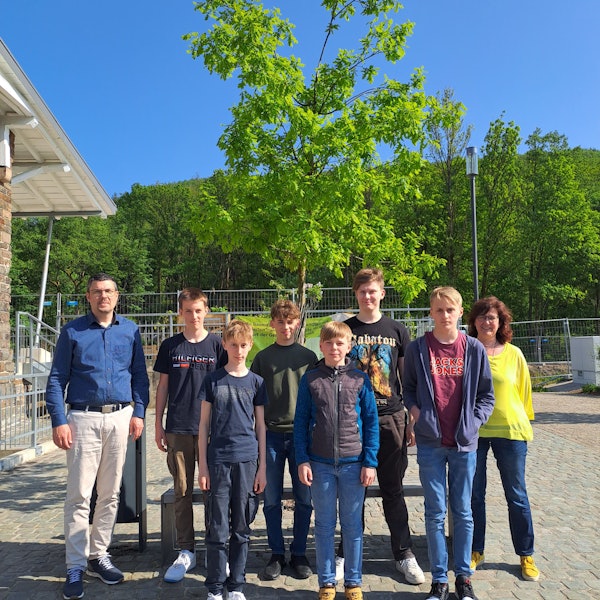 Mitglieder des neuen Morsbacher Jugendrates mit Bürgermeister Jörg Bukowski (links) und Fachbereichsleiterin Susanne Hammer (rechts).